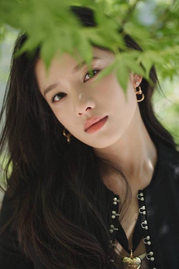 信钰证券 张婧仪穿黑色西装外套知性干练 微卷造型甜美温柔