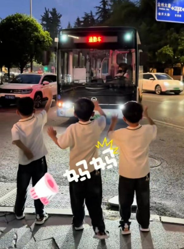 策略聚宝 重庆爸爸带三胞胎儿子接公交司机妈妈下班：之前妈妈一人回家“孤苦伶仃”，现在很开心