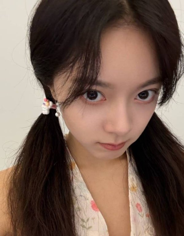 利鸿网 赵今麦扎双马尾穿碎花上衣 活泼可爱少女感满满